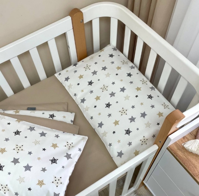 Set lenjerie de schimb pentru patut bebe 3 piese Stelute bej (4)